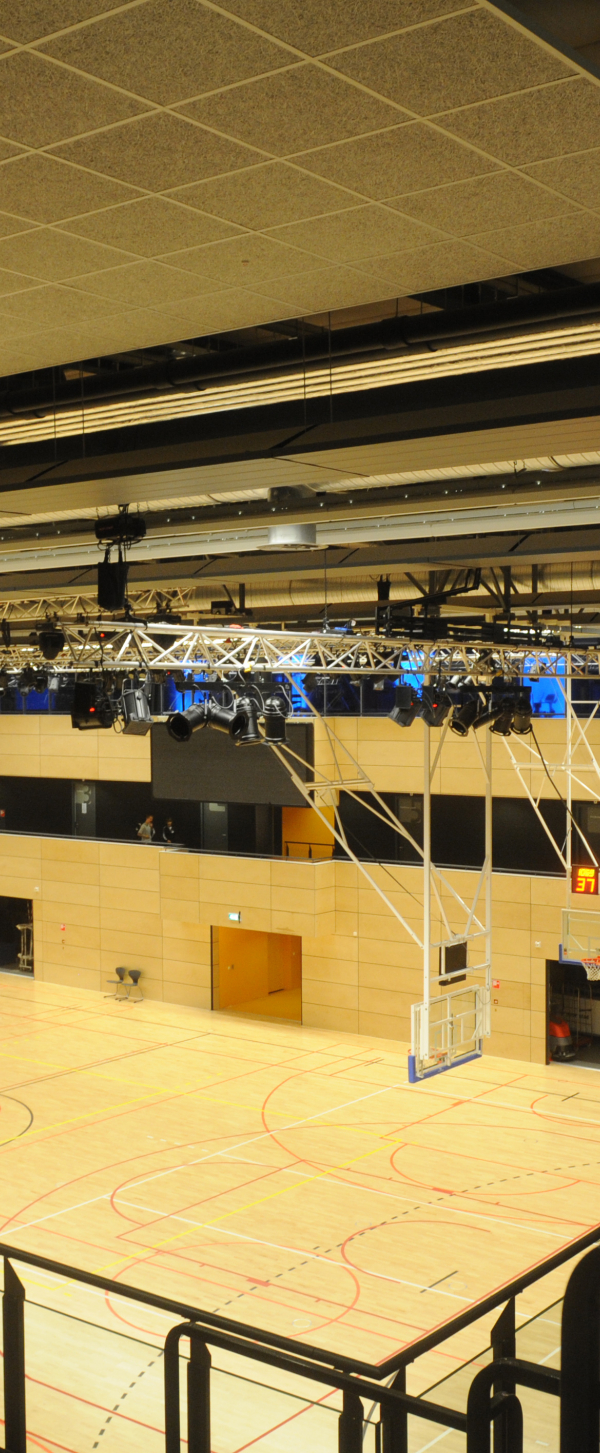 Topsporthal Zwolle van binnen, sportzaal met houten vloeren