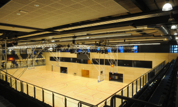 Topsporthal Zwolle van binnen, sportzaal met houten vloeren