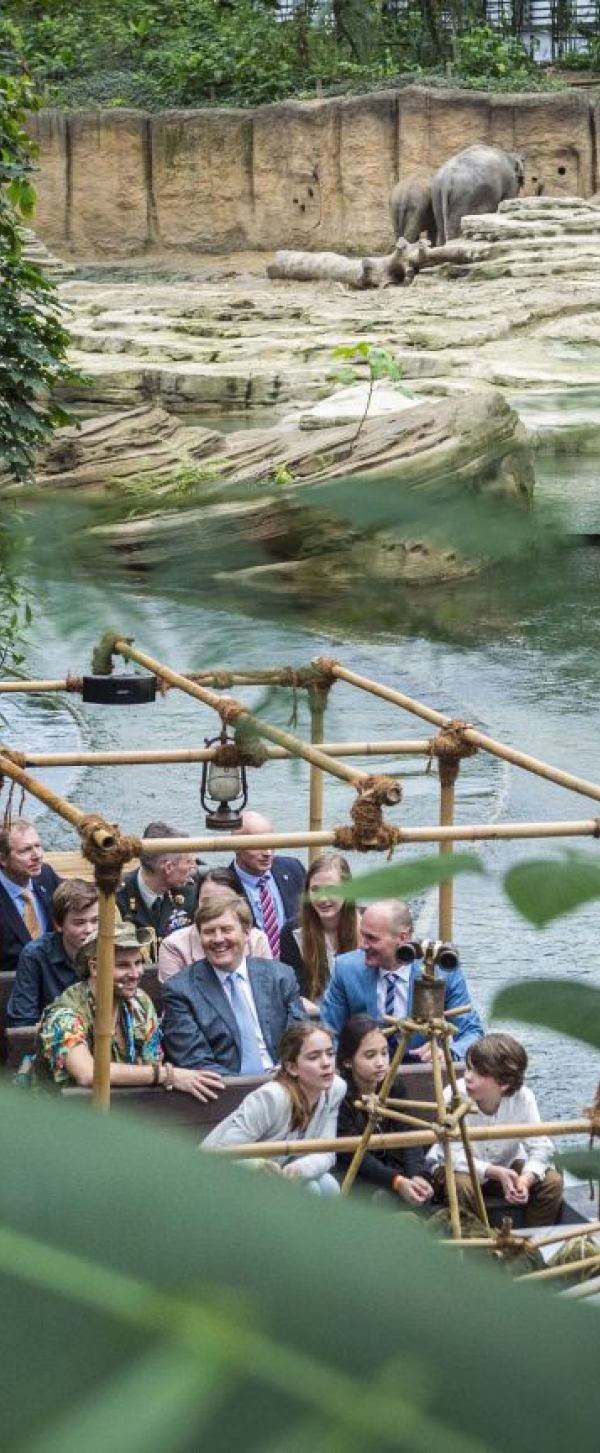 Bootje in Wildlands met o.a. koning en koningin tijdens opening