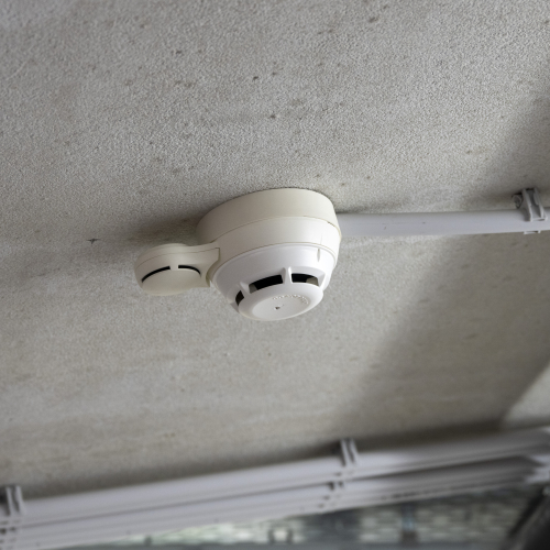 Foto van een brandmeldalarm op het plafond