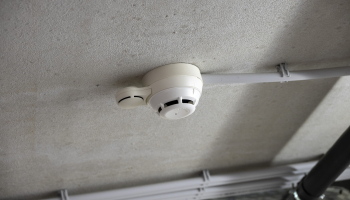 Foto van een brandmeldalarm op het plafond