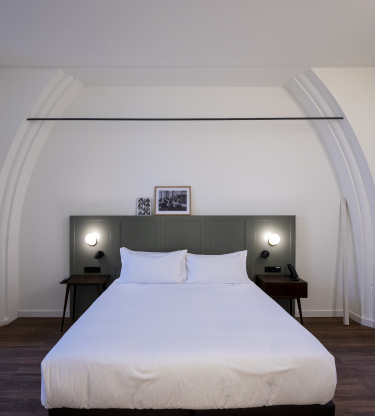 Tweepersoonsbed in hotelkamer Hilton Sittard