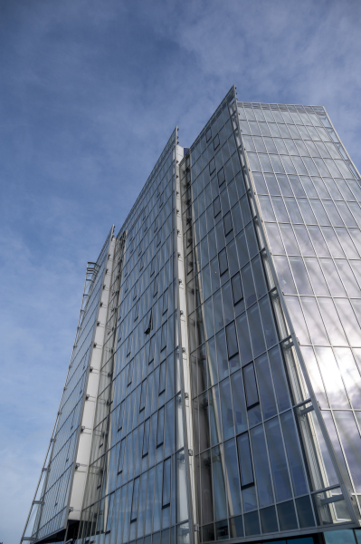 Aanzicht gebouw schuin genomen. Inntel Hotels Marina Beach