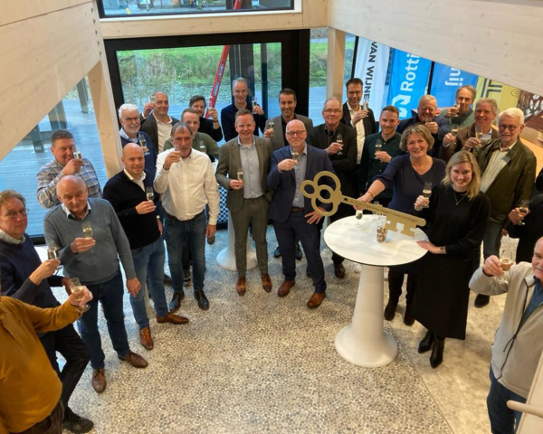 Groepsfoto oplevering en champagne moment Maggie's center