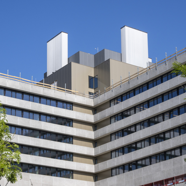 Buitenkant ziekenhuis vanaf de voorkant genomen.